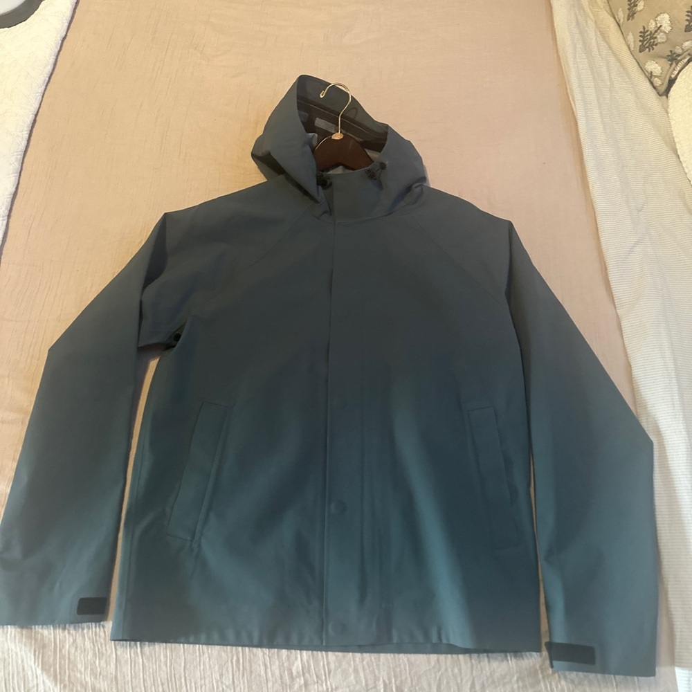 Men’s NWOT EVERLANE Blue raincoat size medium